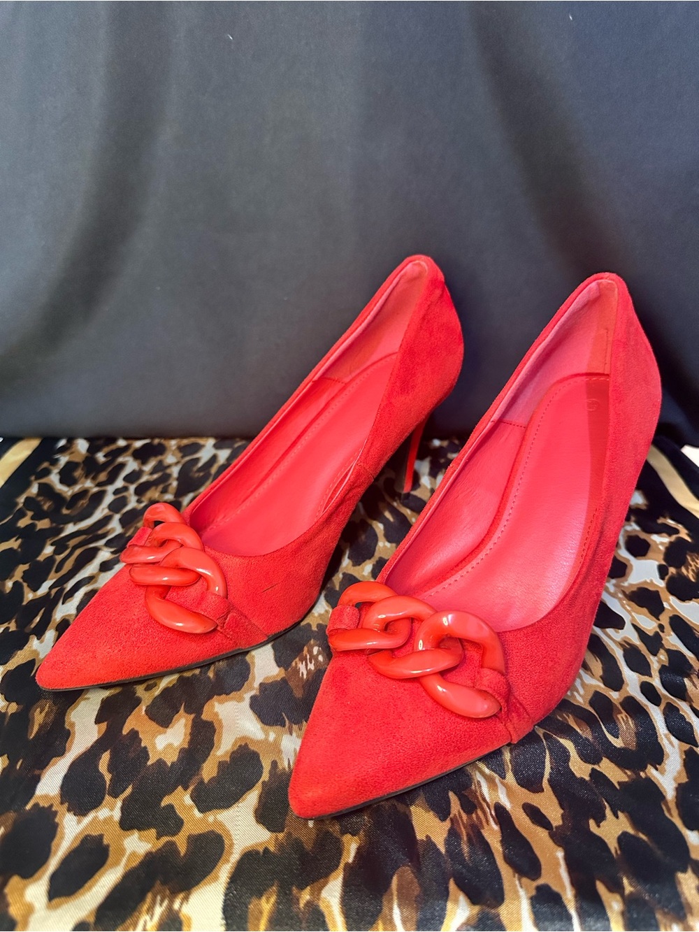 Pointed Toe Red Chain Accent Women's Pumps